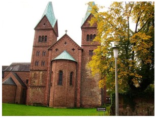 Neustadt/Main-Kirche neben den Ruinen der Karolingischen Klosteranlge